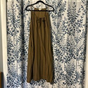 Flowy black and brown stripped caftan with pockets!!! Great for lounging.